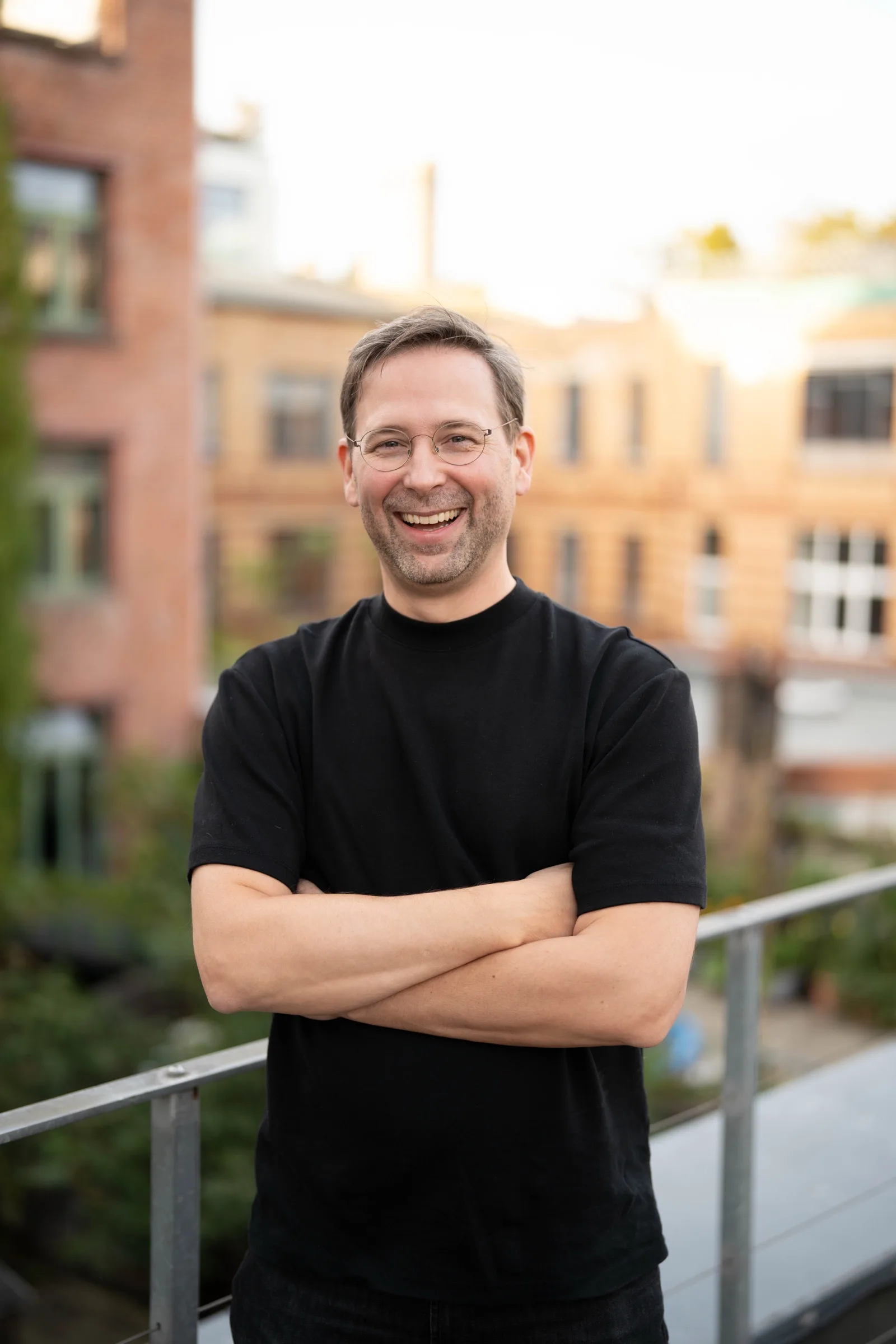 Philipp Neuberger auf einer Dachterrasse in Berlin